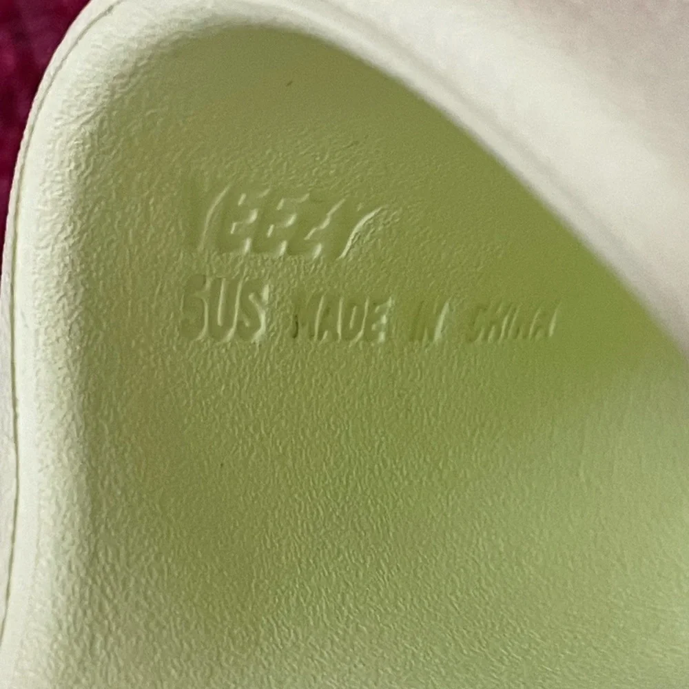 EUC sz 5 adidas YZY Yeezy Slides Glow Green